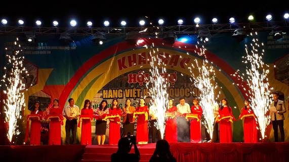 Quốc Oai khai mạc Hội chợ hàng Việt và hưởng ứng bình chọn “Hàng Việt Nam được người tiêu dùng yêu thích” năm 2017.  